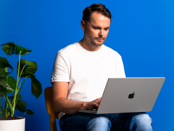 Man op laptop - Het bepalen van jouw productaanbod en/of concept
