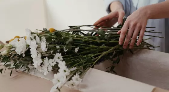 Bloemen inpakken voor jouw online bloemenwinkel