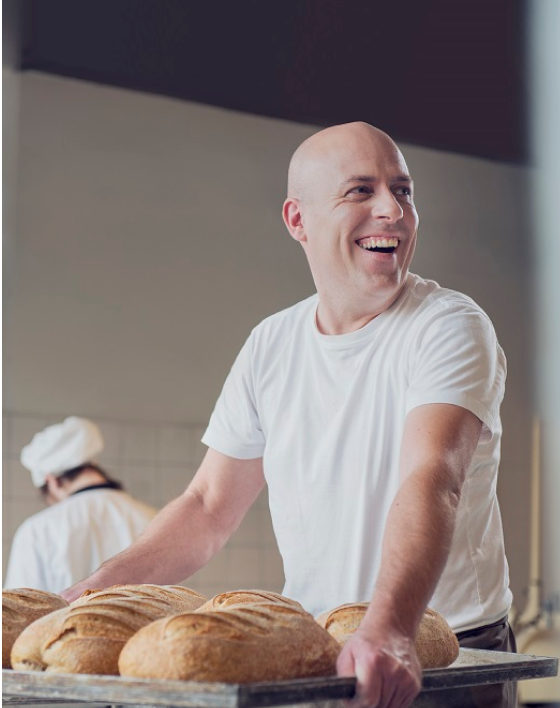 Bakker met versgebakken brood - Maak je eigen online bakkerij webshop
