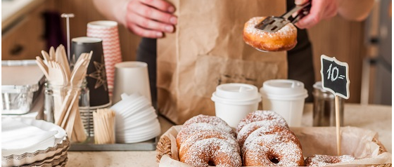 donuts en koffie bij een bakkerij - Denk goed na over welke verpakkingen je gebruikt